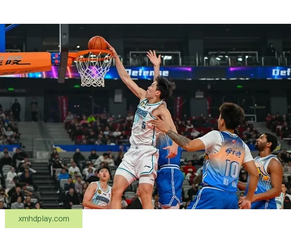 杨瀚森赛后与裁判工作人员握手并收回混音队比赛用球展现社交魅力